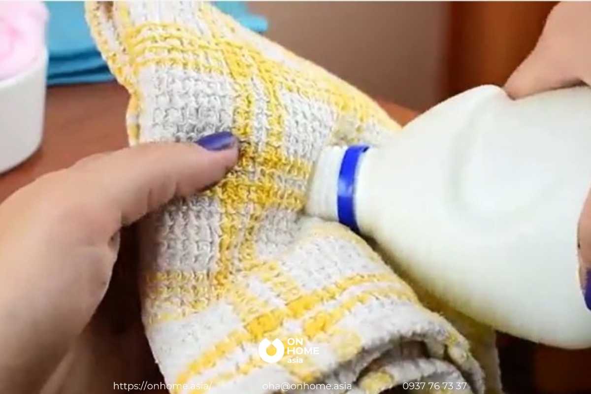 bôi chất tẩy trắng lên nội thất