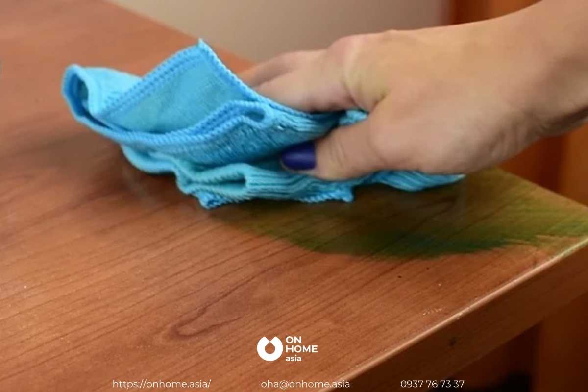 làm ẩm vải bằng dung môi trắng