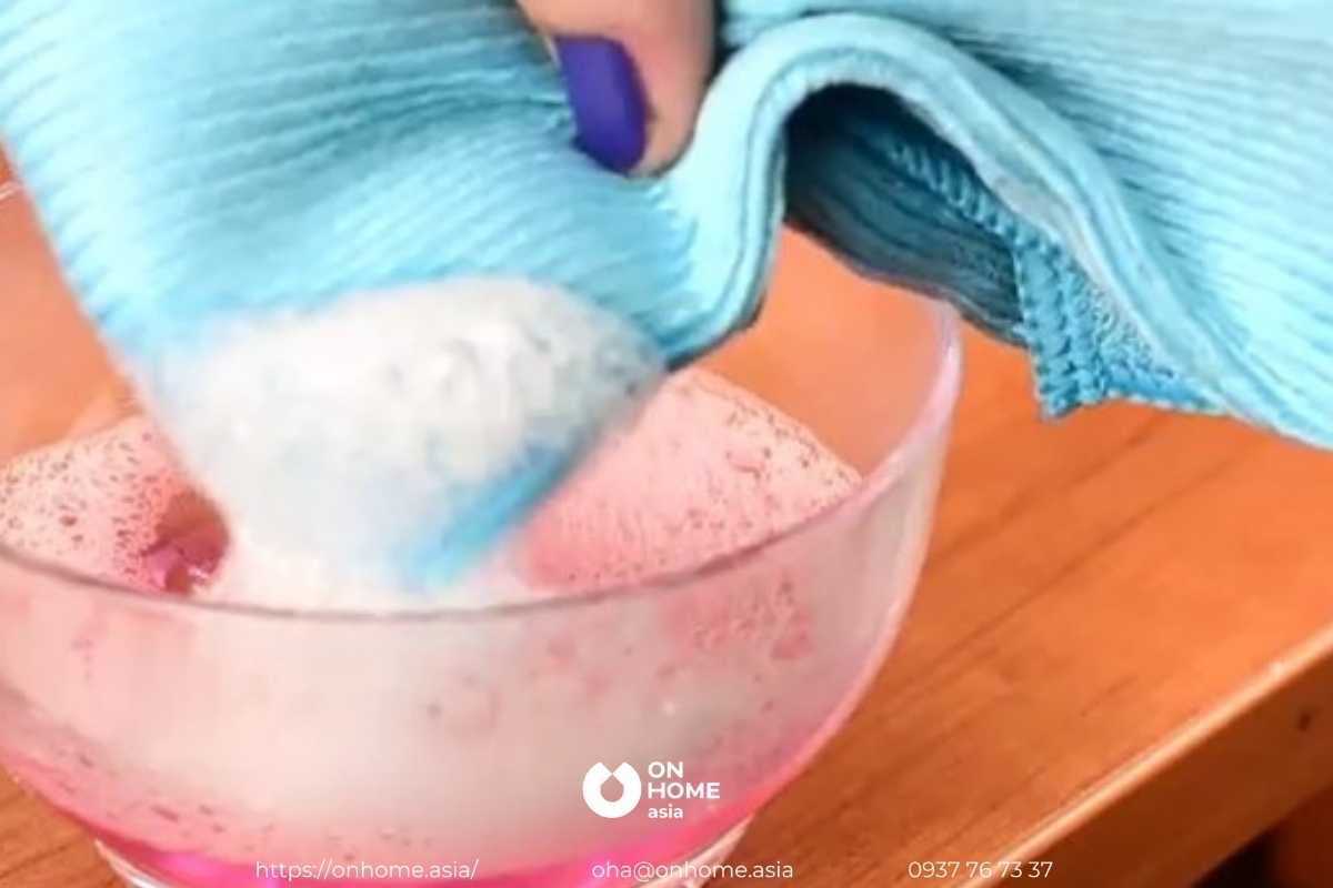 Sử dụng bọt xà phòng tẩy vết mực