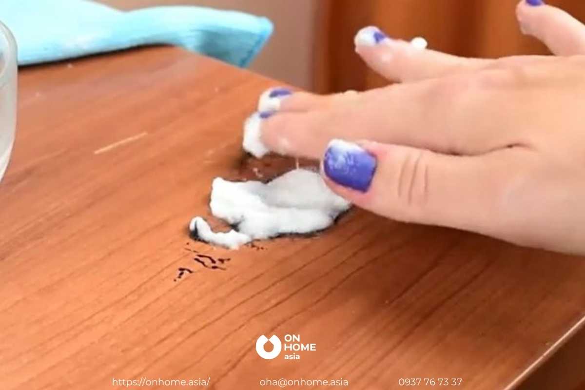 cho hỗn hợp lên vết mực