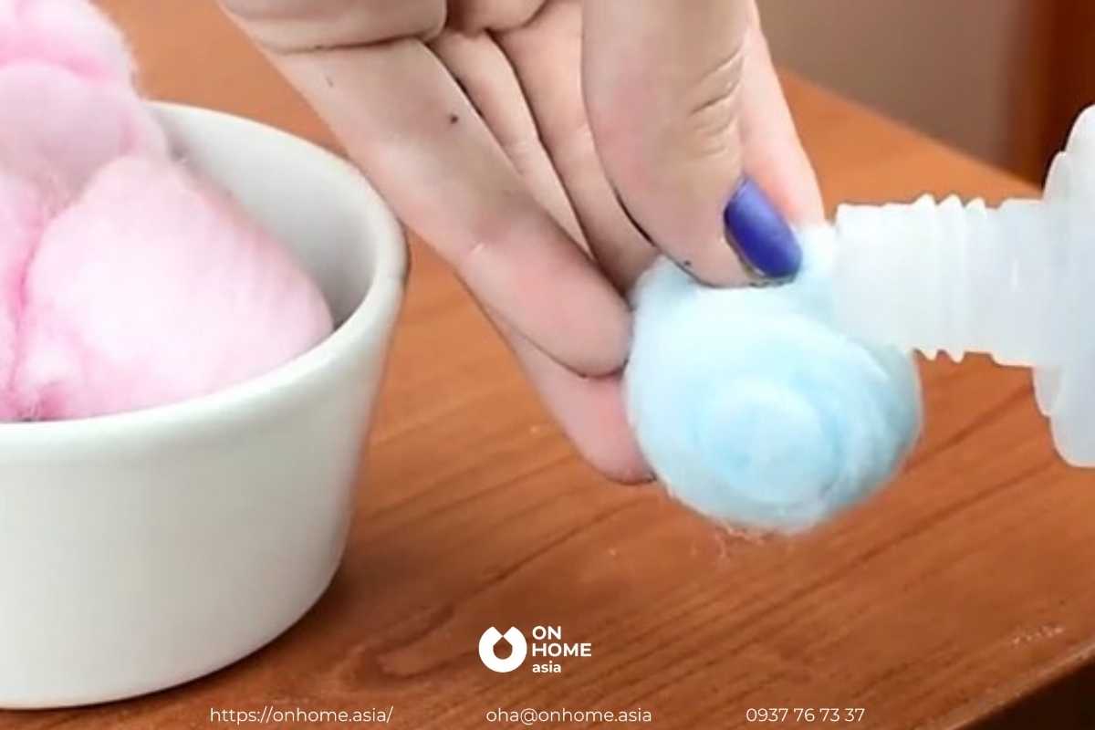 sử dụng dung môi trắng tẩy vết mực