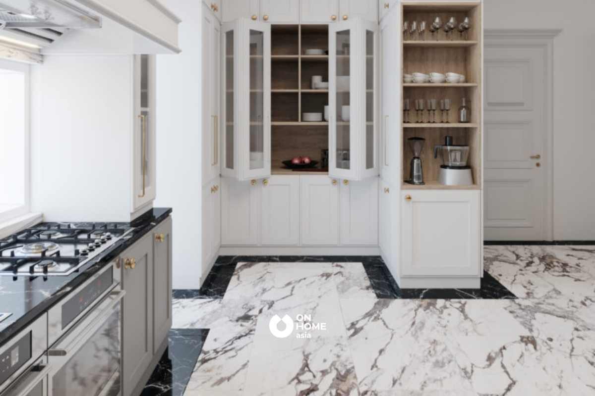 Tủ bếp nổi bật với tay nắm nổi ánh vàng