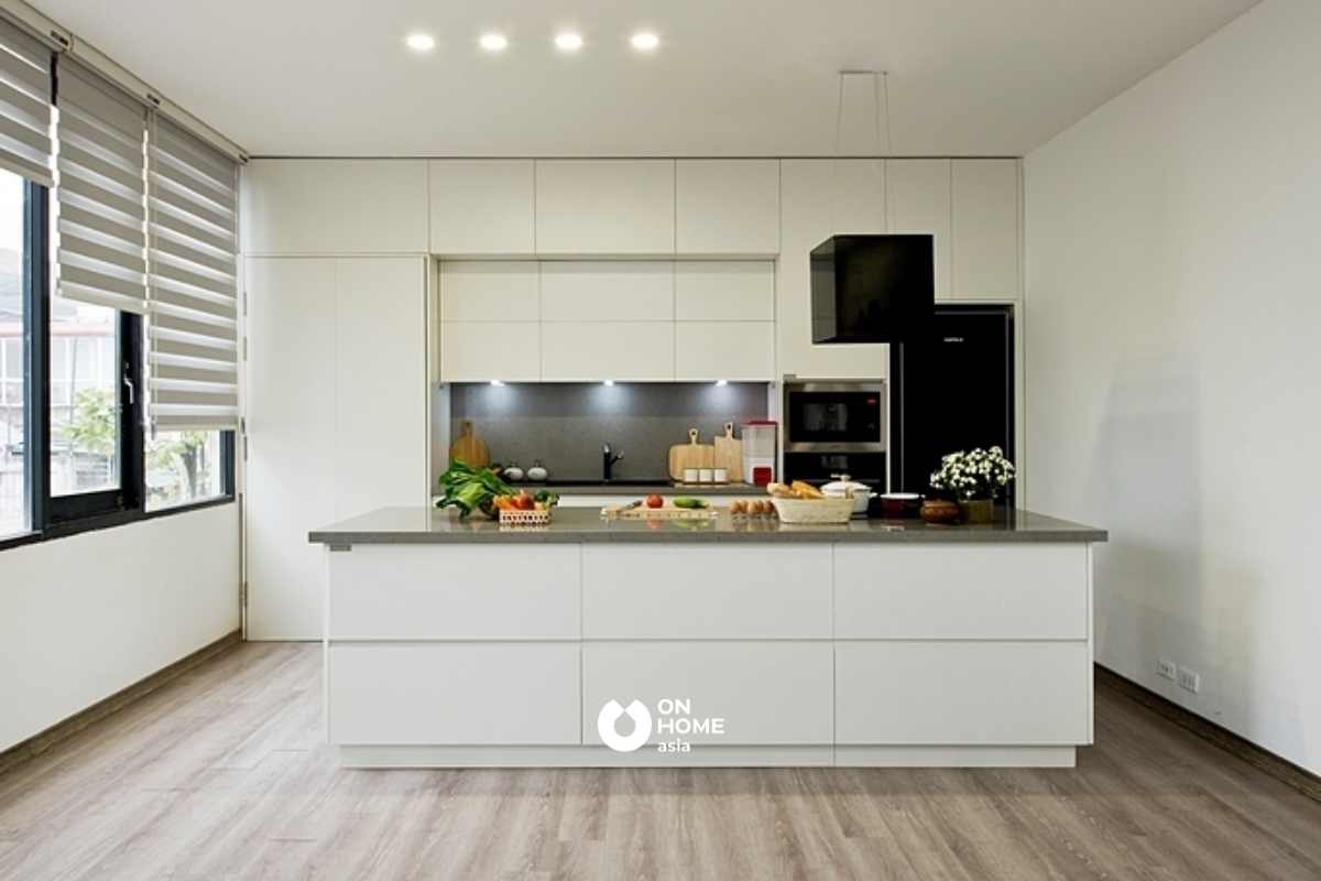 Màu trắng tạo cảm giác bếp rộng và thoáng