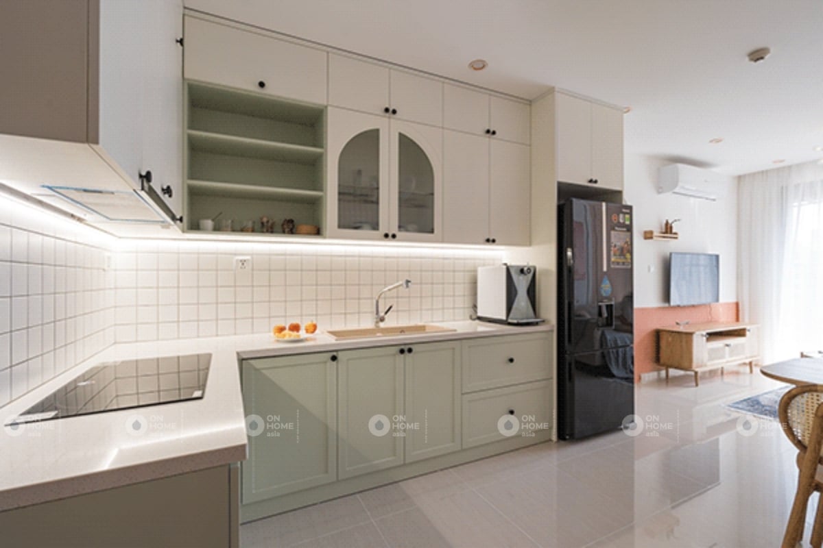 Nội thất phòng bếp chung cư 60m2 với màu xanh pastel 
