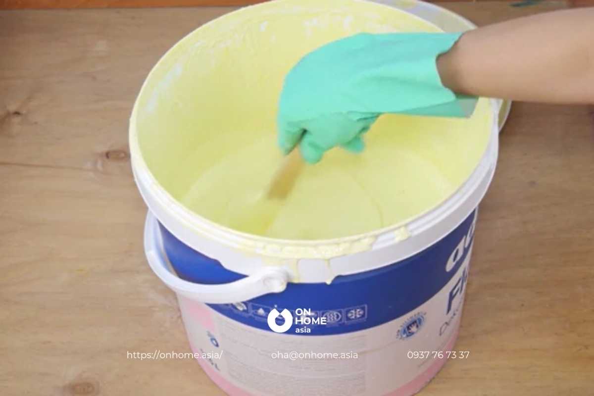 Khuấy kỹ sơn bằng que sơn