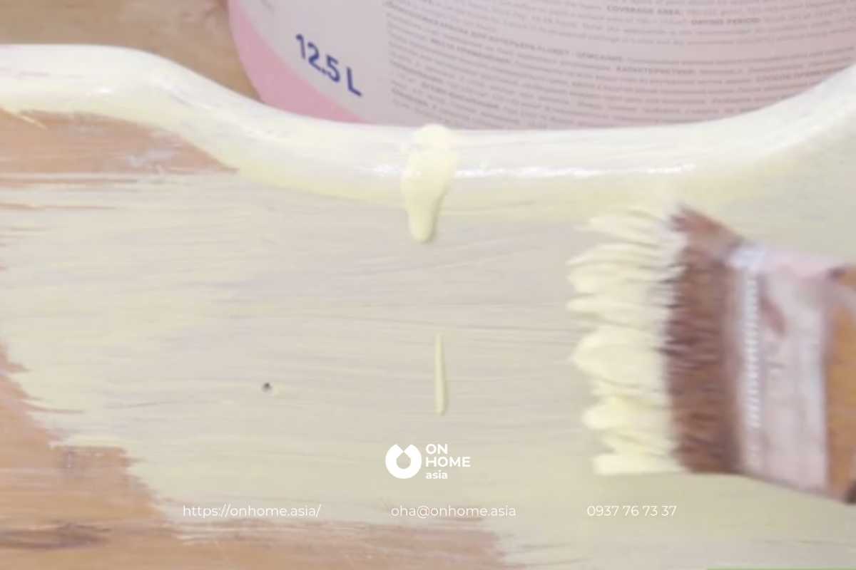 Quét lại những giọt nước sơn bằng cọ