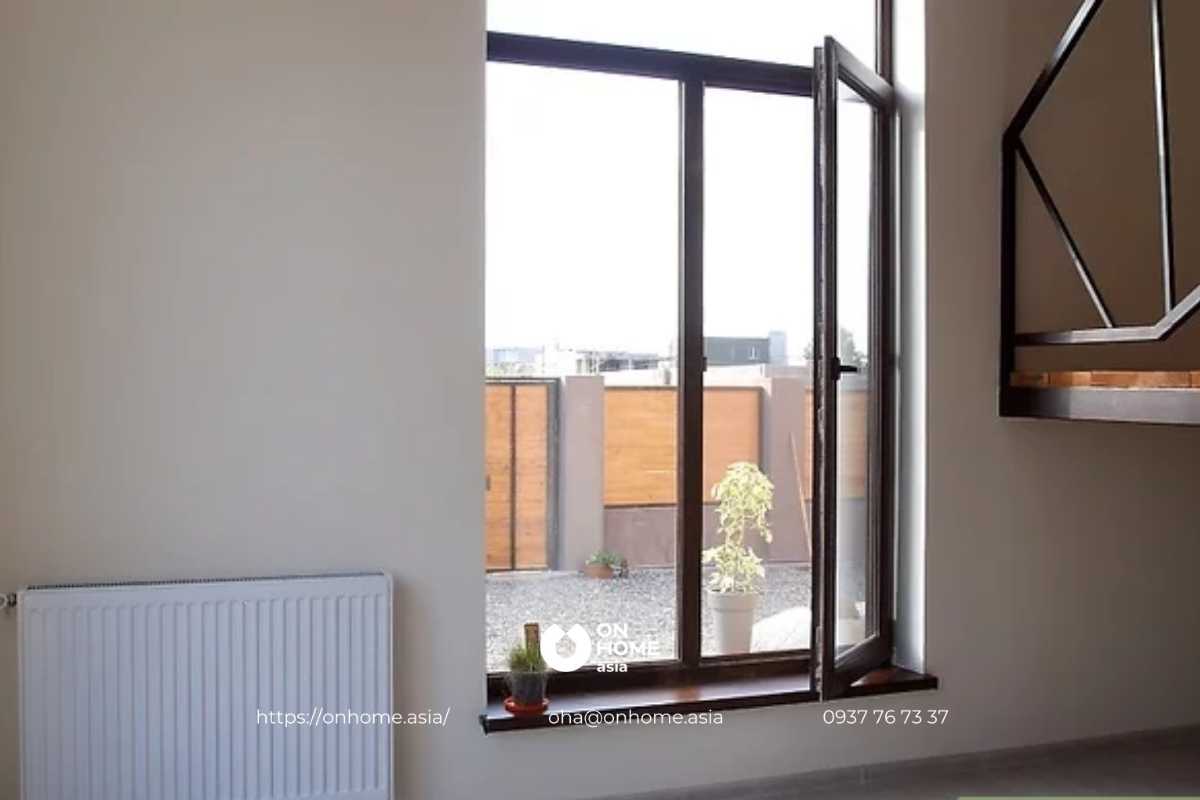 Mở cửa sổ để thông gió căn phòng