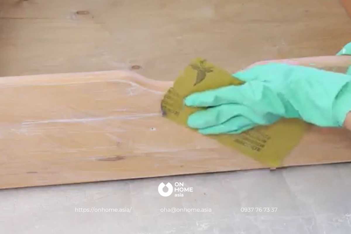 Đánh nhám lớp sơn lót