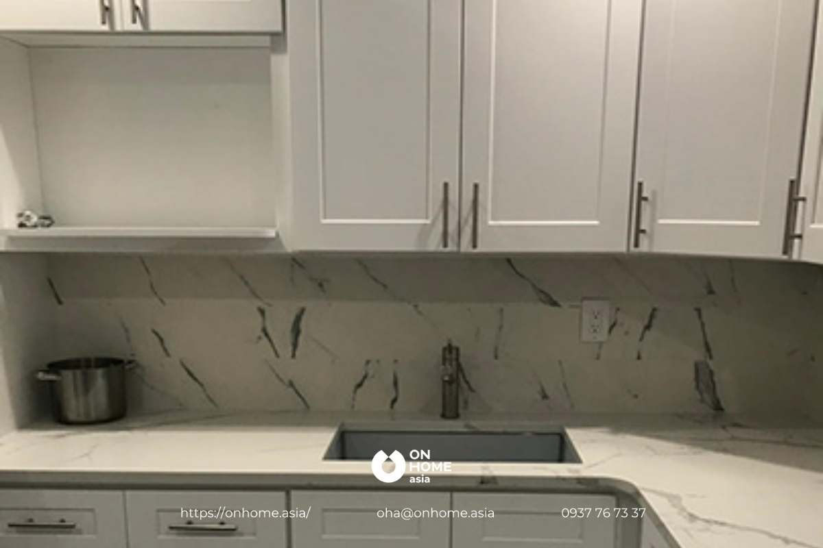 Nhà bếp nhỏ với tủ bếp chữ L