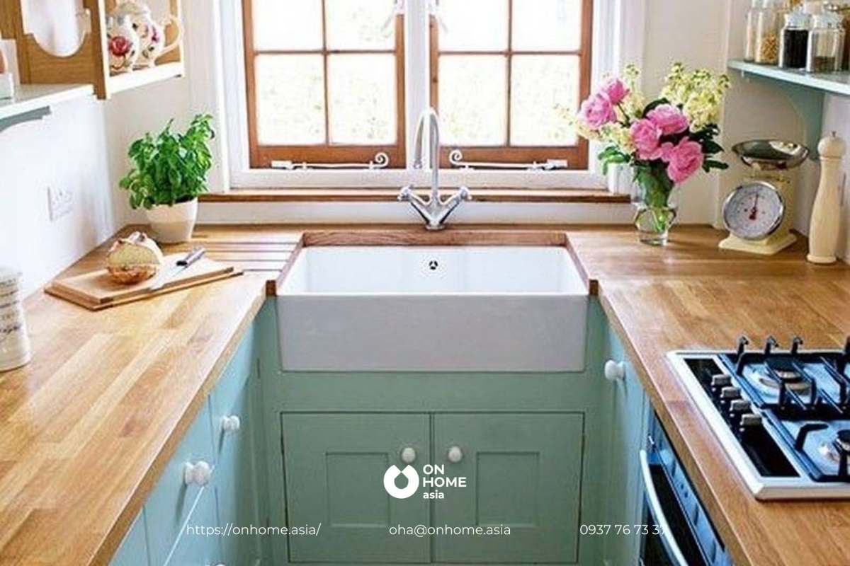 Thiết kế nhà bếp nhỏ với tủ bếp hình chữ U tiện nghi
