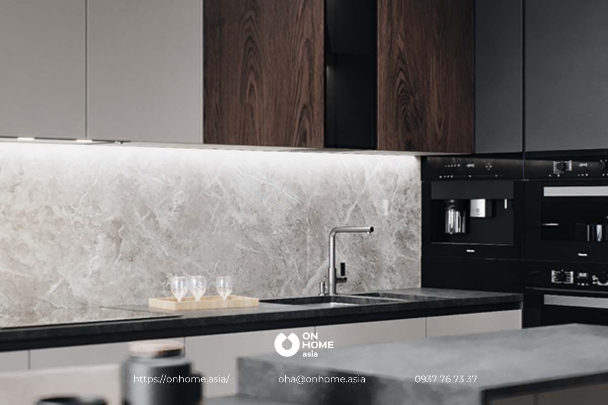 Thiết kế nhà bếp nhỏ đơn giản luôn được sự ưa chuộng đại đa số gia đình khi không gian bếp hạn chếGam màu luôn được đặt hàng đầu, phối hợp gam màu trắng đen để không gian tối giản và tinh tế.