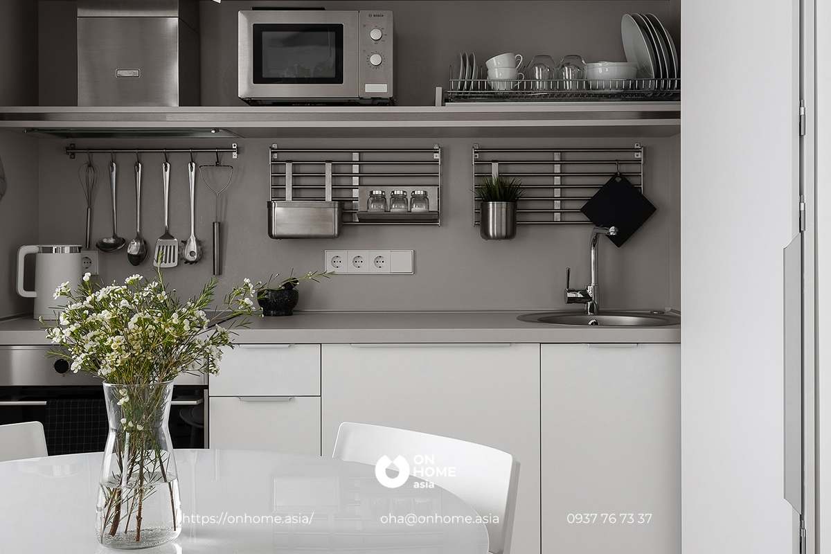 Nhà bếp nhỏ sử dụng tủ bếp thông minh hiện đại