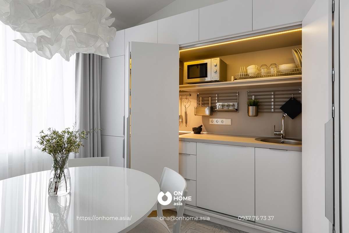 Nhà bếp nhỏ sử dụng tủ bếp thông minh kết hợp ánh sáng