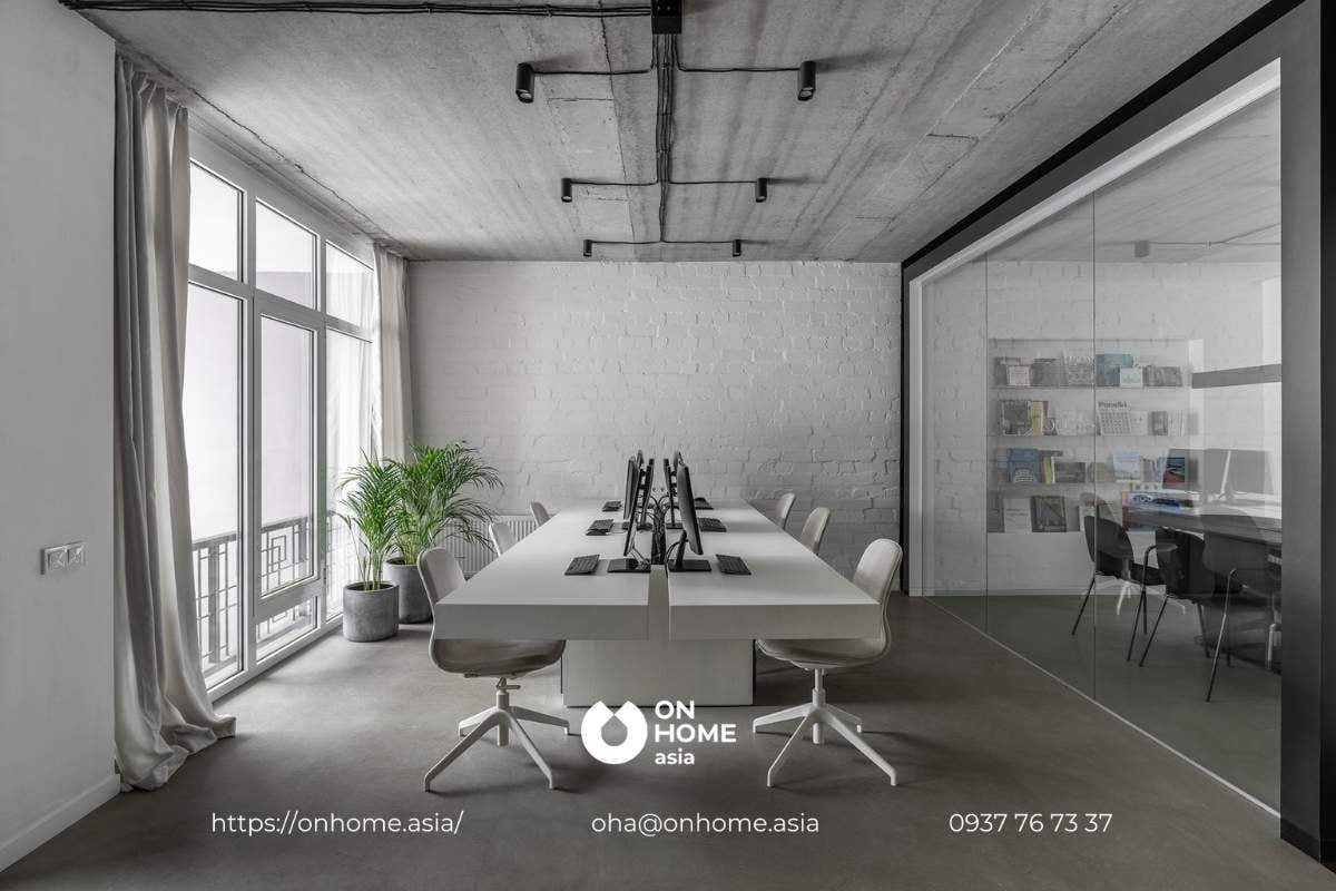 Mẫu thiết kế nội thất văn phòng hiện đại với sắc trắng chủ đạo thanh lịch.