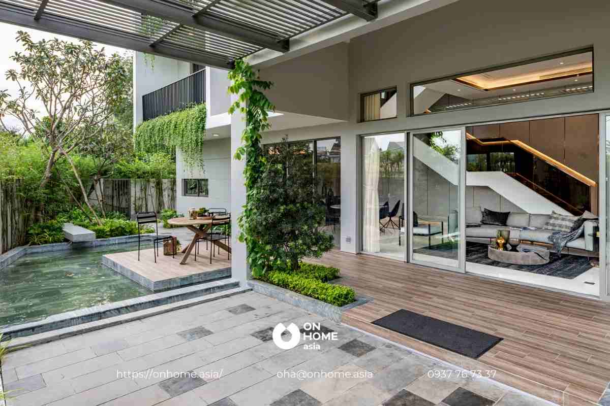 Phần sân thiết kế sang trọng của căn Shophouse 4 tầng The Standard